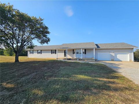 Photo of 4215 E 320 Road, El Dorado Springs, MO 64744 (MLS # 2582958) Photo of 4215 E 320 Road, El Dorado Springs, MO 64744 (MLS # 2582958)