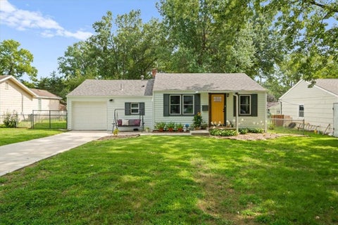 Photo of 605 E 90th Street, Kansas City, MO 64131 (MLS # 2636682)