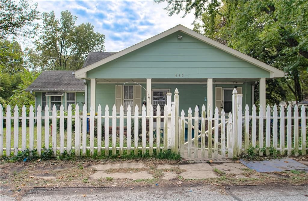 Photo of 443 Choctaw Street, Liberty, MO 64068 (MLS # 2579762)