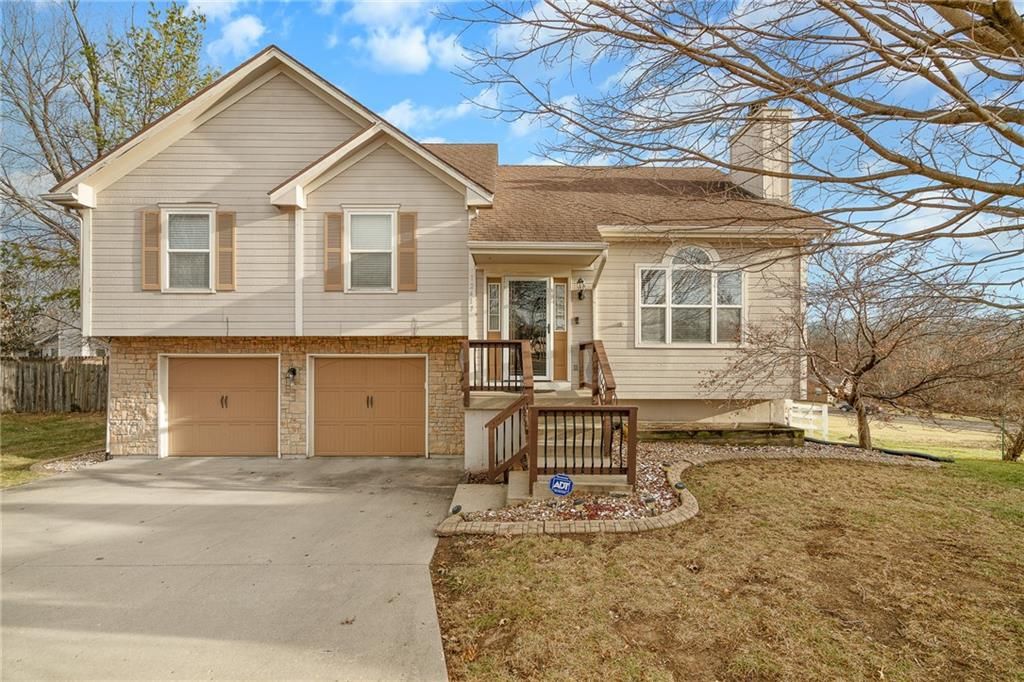 Photo of 12417 E 58th Terrace, Kansas City, MO 64133 (MLS # 2596578)