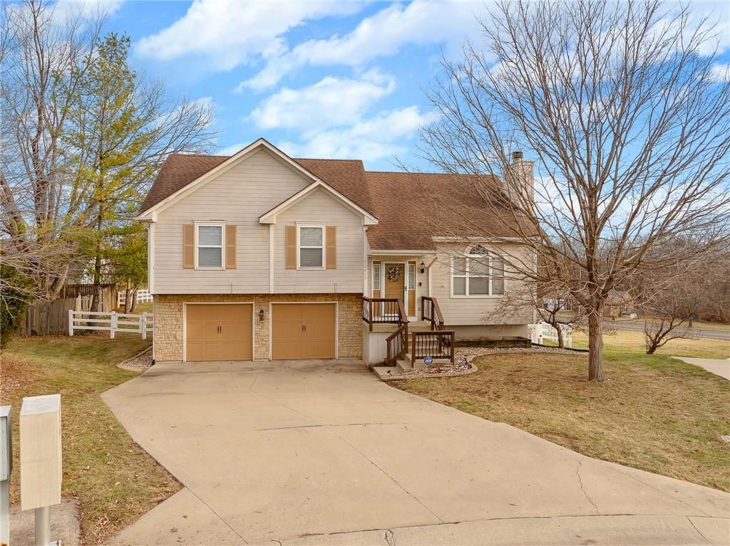Photo of 12417 E 58th Terrace, Kansas City, MO 64133 (MLS # 2596578)