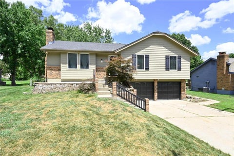 Photo of 7320 NW 78th Street, Kansas City, MO 64152 (MLS # 2631739)