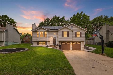 Photo of 312 SE Onyx Drive, Lees Summit, MO 64063 (MLS # 2617125)