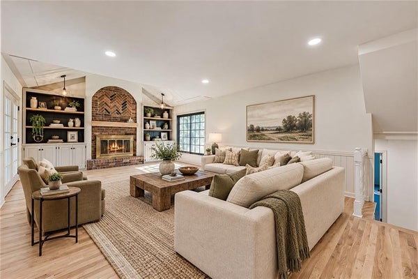 12001 ABERDEEN RD, LEAWOOD, KS 66209 - Image 03ae0b84cab1b4bfcf0f887dff6d445d/296007405