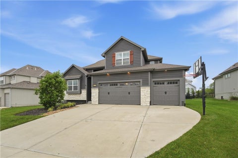 Photo of 1712 SW 27th Street, Lees Summit, MO 64082 (MLS # 2622642)