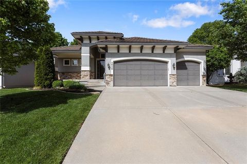 Photo of 3928 NE INDEPENDENCE Avenue, Lees Summit, MO 64064 (MLS # 2616288)
