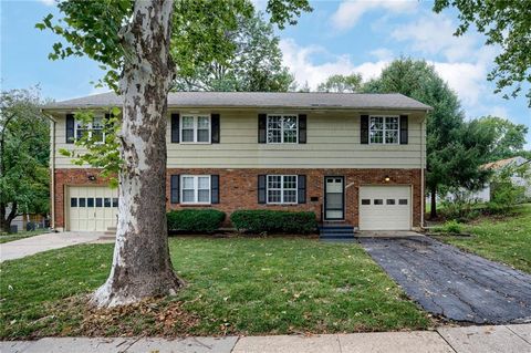 Photo of 8304 Hemlock Street, Overland Park, KS 66212 (MLS # 2568184)