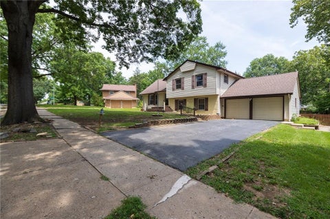 Photo of 11209 Walnut Street, Kansas City, MO 64114 (MLS # 2639045)