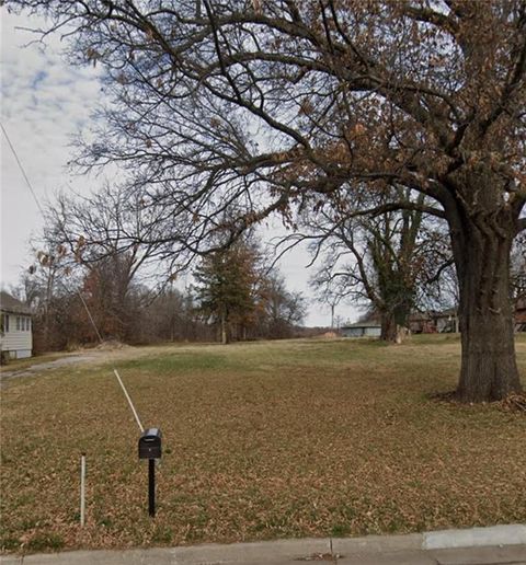 1122 E WALNUT Street Independence MO 64050