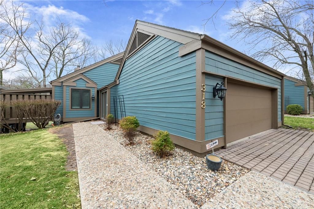 Photo of 318 Lakeside Drive, Liberty, MO 64068 (MLS # 2605524)