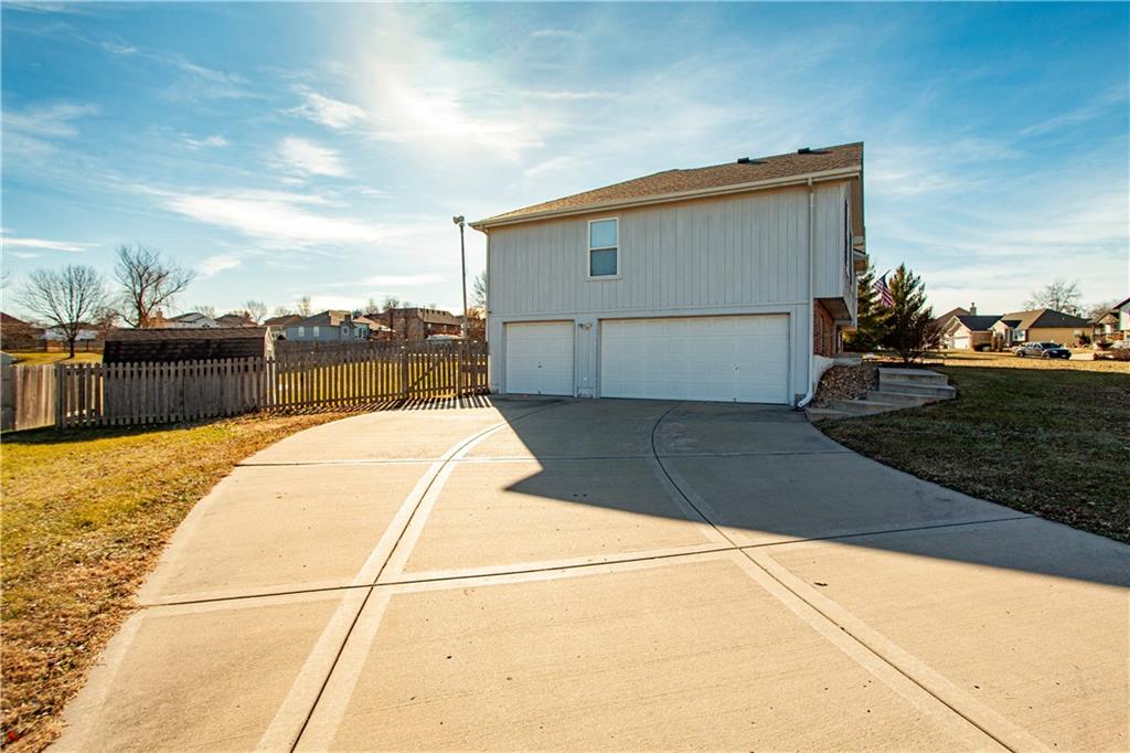 521 SW Lakeview Drive