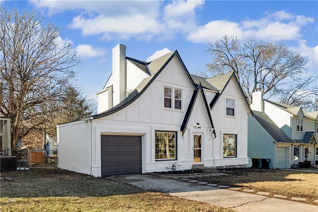 Photo of 7316 Charlotte Street, Kansas City, MO 64131 (MLS # 2598603)