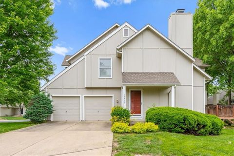 Photo of 15456 Floyd Street, Overland Park, KS 66223 (MLS # 2609784)
