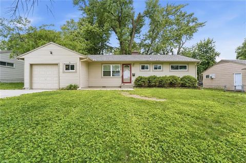Photo of 208 SW McClendon Drive, Lees Summit, MO 64081 (MLS # 2621385)