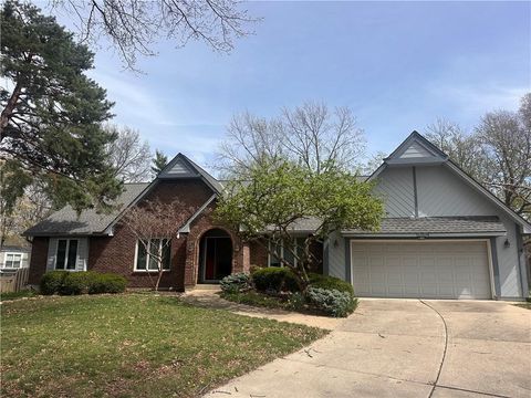 10104 Hemlock Drive, Overland Park, KS 66212 - #: 2549687