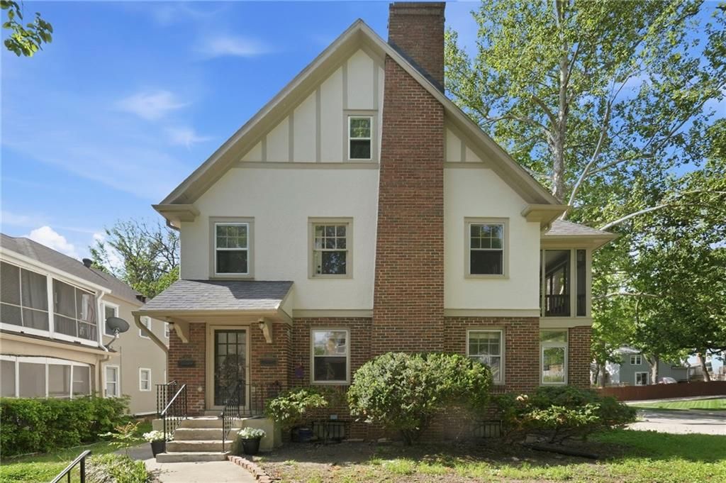 Photo of 401 E 63rd Terrace, Kansas City, MO 64110 (MLS # 2618925)
