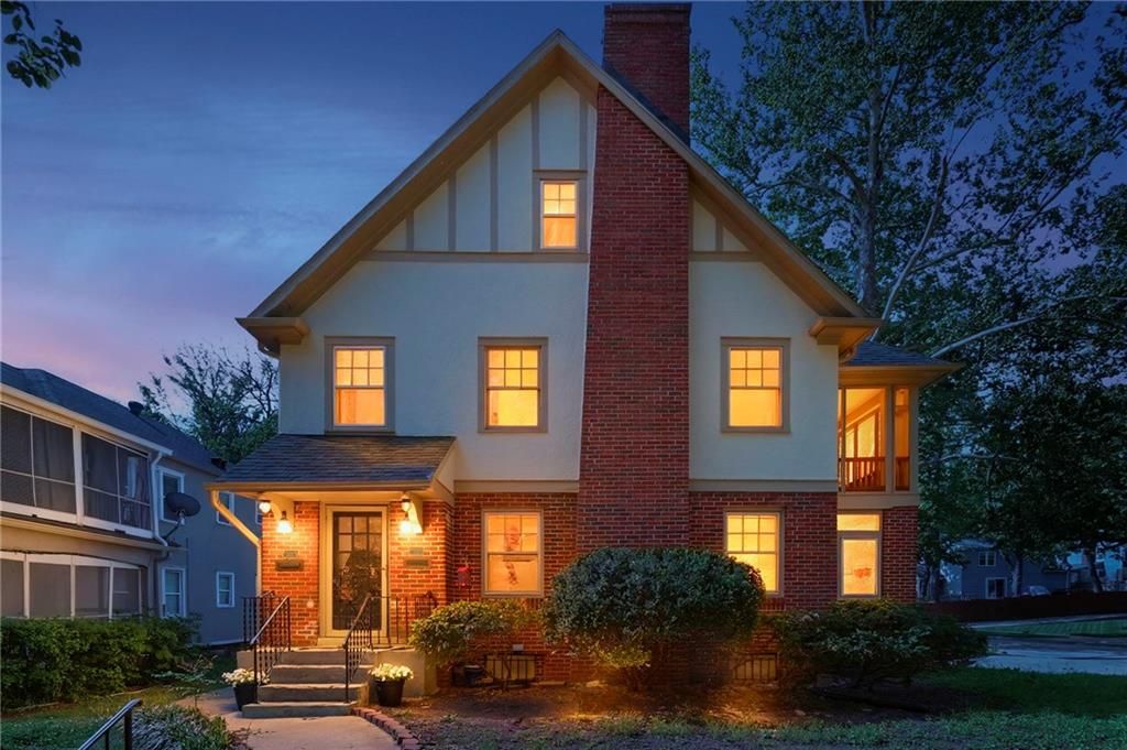 Photo of 401 E 63rd Terrace, Kansas City, MO 64110 (MLS # 2618925)
