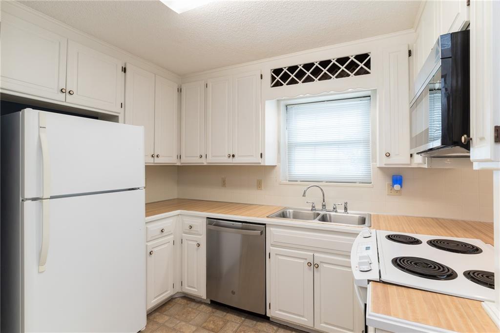 Kansas City, Missouri 64114, United States, 2 Bedrooms Bedrooms, ,2 BathroomsBathrooms,Residential,Active,145964