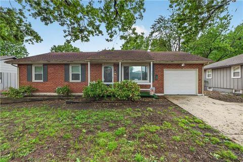 Photo of 705 NE Darwin Street, Lees Summit, MO 64063 (MLS # 2616900)