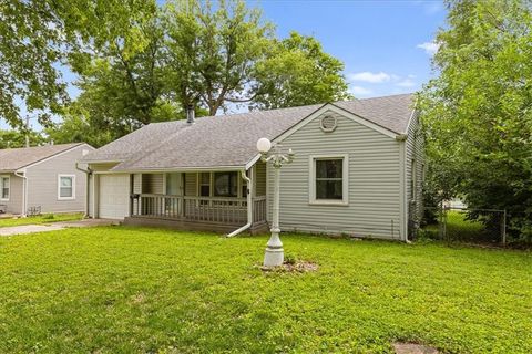 Photo of 5507 Hunter Street, Kansas City, MO 64133 (MLS # 2627664)