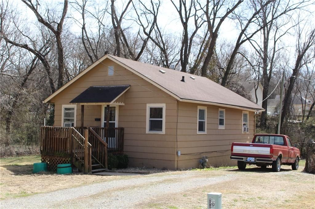 Photo of 1027 Delaware Street, Leavenworth, KS 66048 (MLS # 2606249)