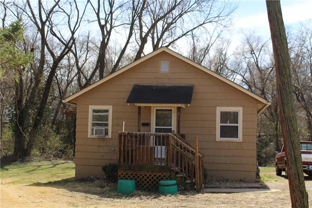 Photo of 1027 Delaware Street, Leavenworth, KS 66048 (MLS # 2606249)