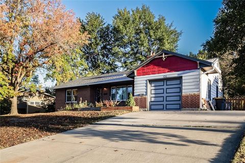 Photo of 106 NW 67th Street, Kansas City, MO 64118 (MLS # 2584530)