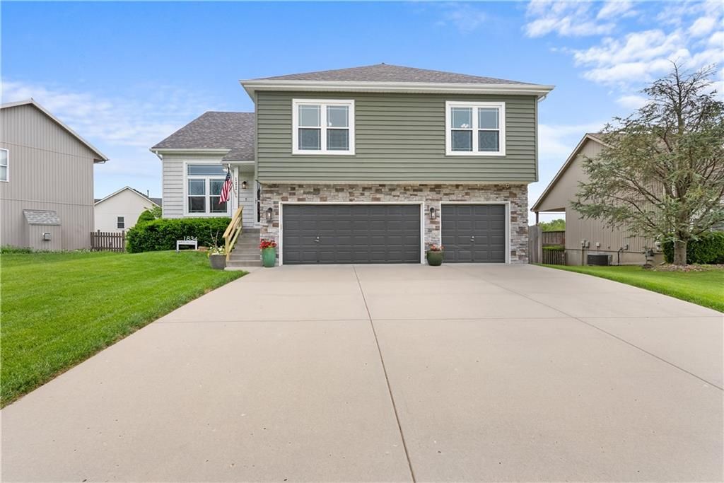 Photo of 1834 White Tail Lane, Liberty, MO 64068 (MLS # 2618313)