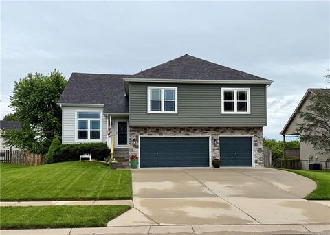 Photo of 1834 White Tail Lane, Liberty, MO 64068 (MLS # 2618313)