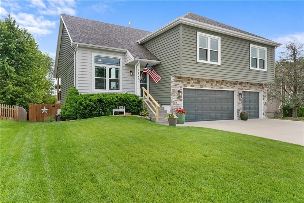 Photo of 1834 White Tail Lane, Liberty, MO 64068 (MLS # 2618313)