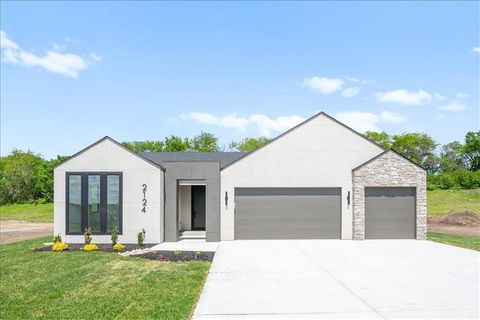 Photo of 2124 SW Wheatfield Drive, Lees Summit, MO 64082 (MLS # 2613323)