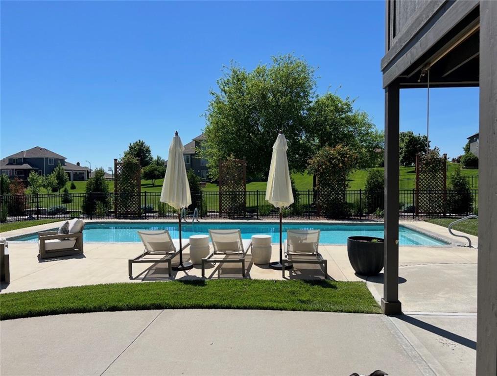 10516 N Hedges Avenue