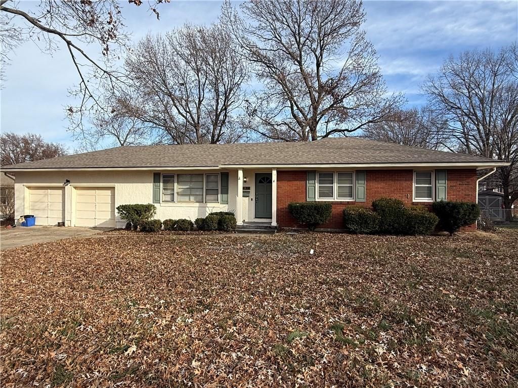 Photo of 11123 Grand Avenue, Kansas City, MO 64114 (MLS # 2592308)
