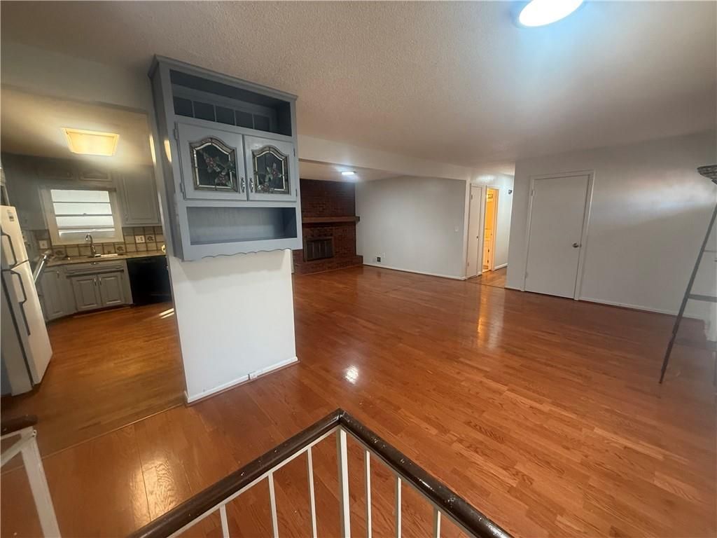 Photo of 11123 Grand Avenue, Kansas City, MO 64114 (MLS # 2592308)