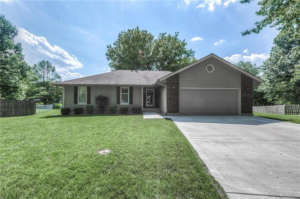 Photo 1 of 33 — 920 SW Southgate Court, Blue Springs, MO 64015