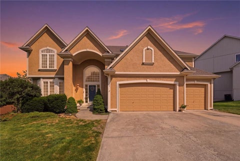 Photo of 172 NE Hidden Ridge Lane, Lees Summit, MO 64064 (MLS # 2635604)