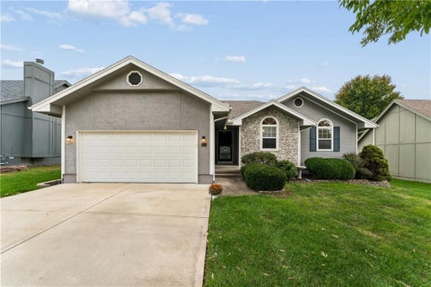 Photo of 809 NE Aaron Drive, Lees Summit, MO 64086 (MLS # 2645141)