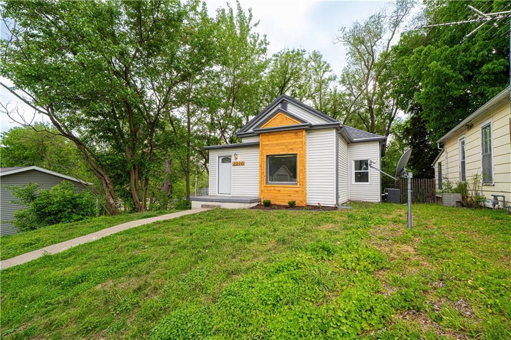 Photo of 2216 Main Street, St Joseph, MO 64505 (MLS # 2619183)