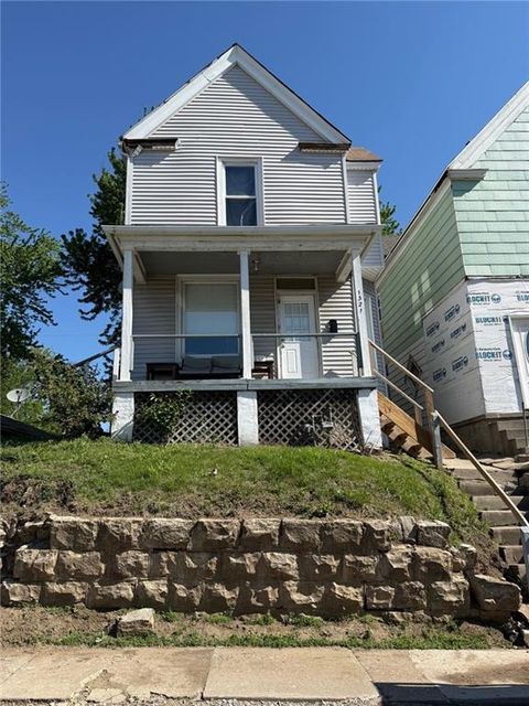 Photo of 1321 Ridenbaugh Street, St Joseph, MO 64501 (MLS # 2617638)