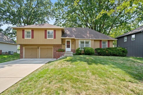 Photo of 8307 W 97th Terrace, Overland Park, KS 66212 (MLS # 2638977)