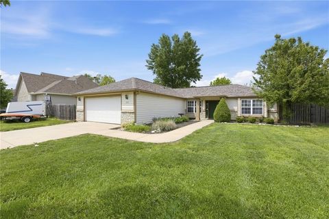 Photo of 218 Hillside Drive, Baldwin City, KS 66006 (MLS # 2617613)