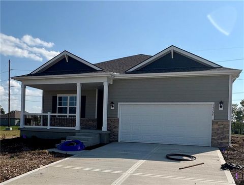 Photo of 19585 W 202nd Terrace, Spring Hill, KS 66083 (MLS # 2579050)