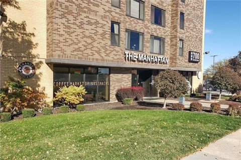 Photo of 700 E 8th Street #9L, Kansas City, MO 64106 (MLS # 2585382)