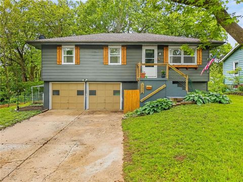 Photo of 825 SW PLEASANT Drive, Lees Summit, MO 64081 (MLS # 2617642)