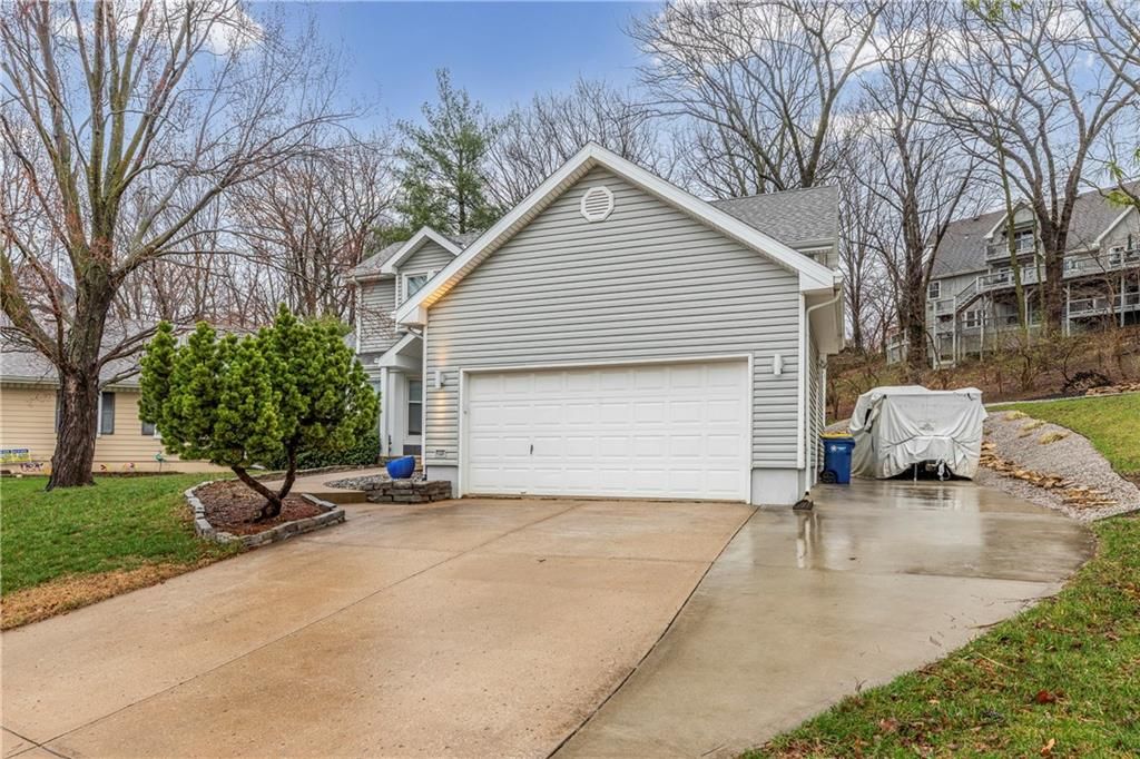 Photo of 304 Lancelot Drive, Liberty, MO 64068 (MLS # 2604233)