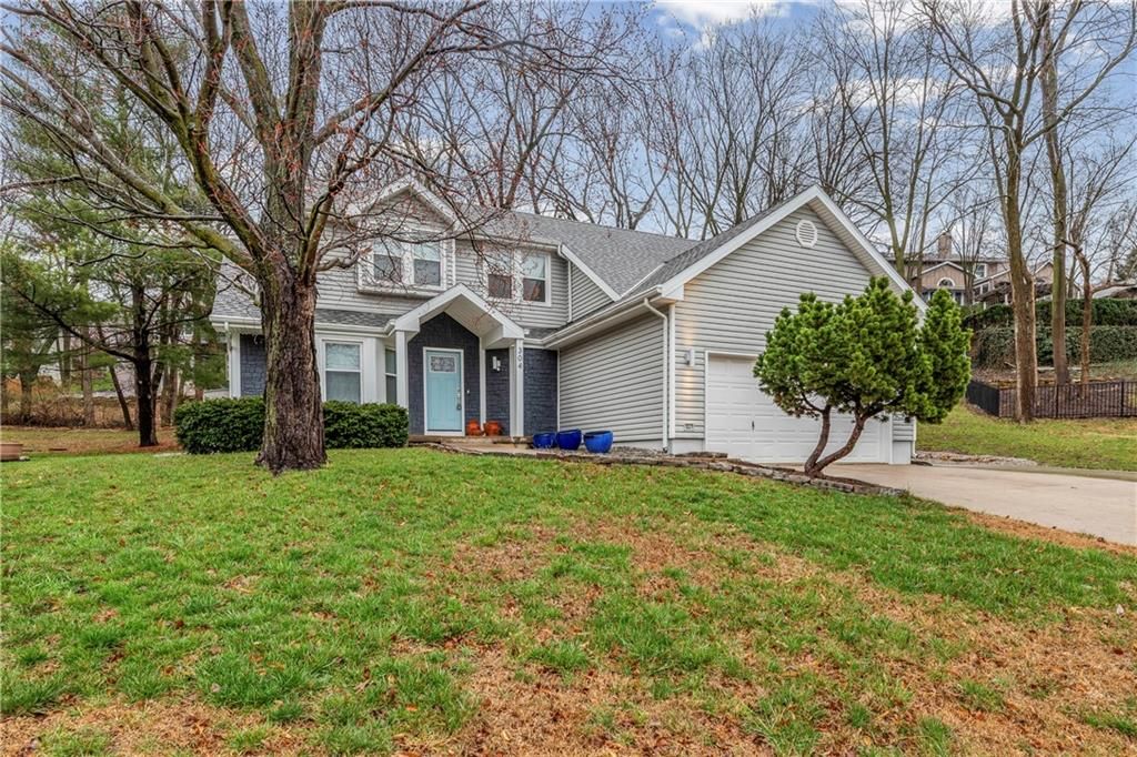 Photo of 304 Lancelot Drive, Liberty, MO 64068 (MLS # 2604233)