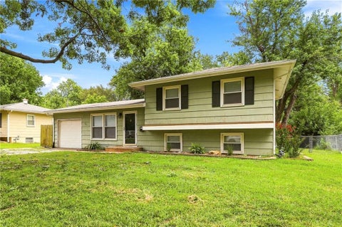 Photo of 621 NW Fair Lane, Lees Summit, MO 64063 (MLS # 2638511)