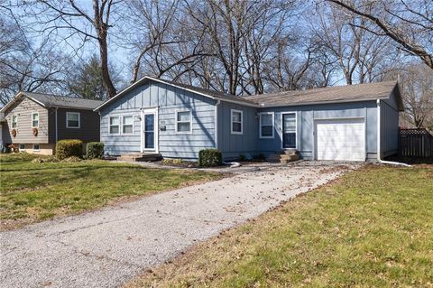 Photo of 9212 W 99th Terrace, Overland Park, KS 66212 (MLS # 2617911)