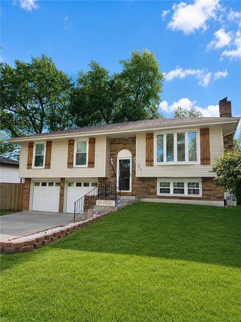 Photo of 2400 S 16th Terrace, Leavenworth, KS 66048 (MLS # 2618514)