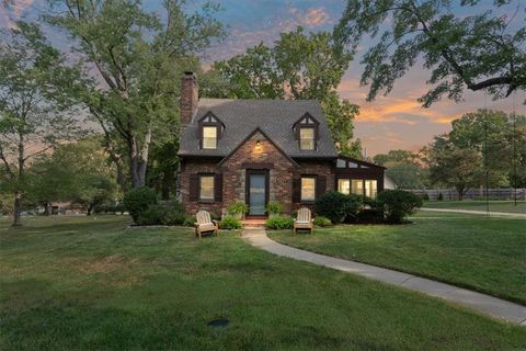 318 NW Briarcliff Road Kansas City MO 64116